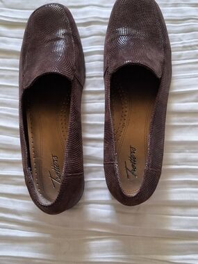 Trotters Women's Brown Textured Slip-On Loafers